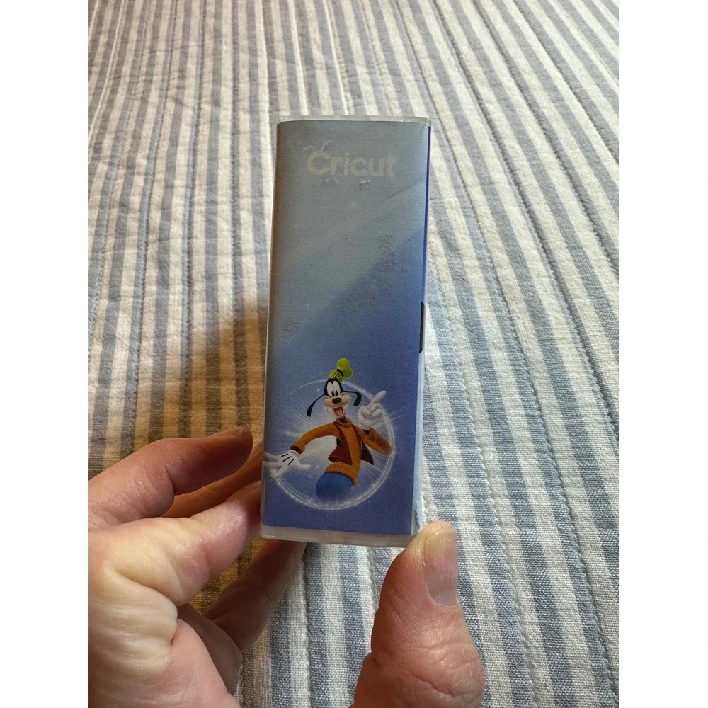 Cricut‎ Disney Mickey and Friends Cartridge 2003585 50 Images with Handbook Case